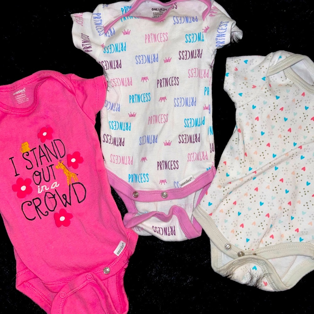 Bundle of 7 baby girl onesies 0-3 months worn one time
